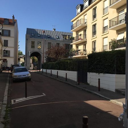 Proche Du Chateau De Versaillles Une Chambre Avec Jardin Versalles Exterior foto