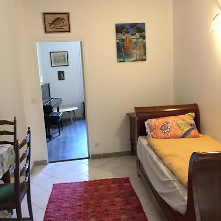 Proche Du Chateau De Versaillles Une Chambre Avec Jardin Versalles Exterior foto
