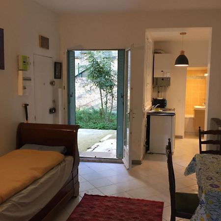 Proche Du Chateau De Versaillles Une Chambre Avec Jardin Versalles Exterior foto